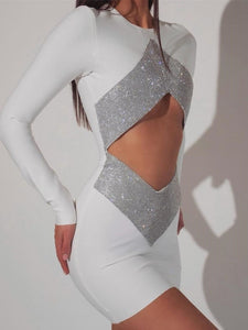 Vestido mini blanco sexy de manga larga con agujero en forma de llave